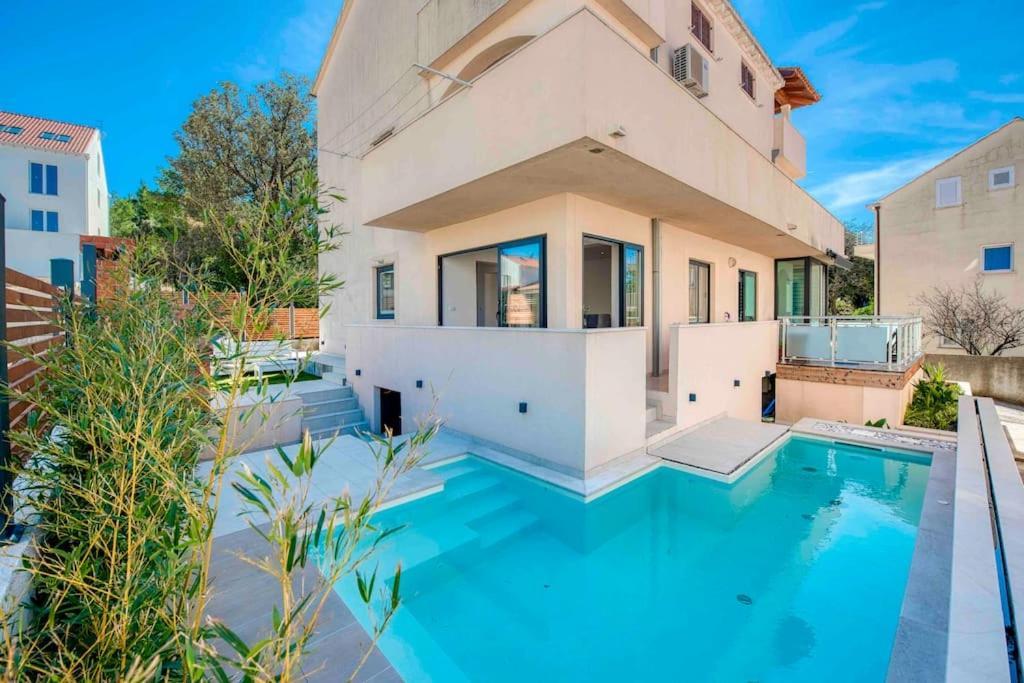 Private Pool Amazing Apartmant Huoneisto